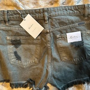 Size large KanCan olive shorts.
